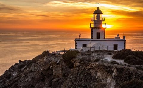 Private Santorini Sunset Tour with Beach and Archaeological Sites