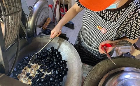 Wuhan Food Walking Tour: Taste Hot Dry Noodles and Lotus Soup