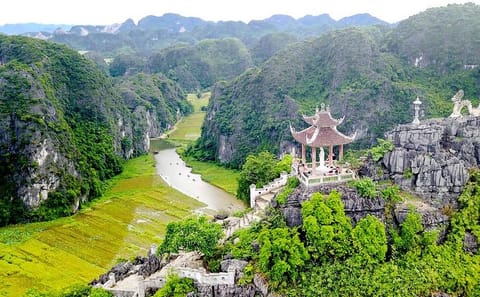 Ninh Binh 2-Day Nature Tour: Hoa Lu, Mua Cave, and Tam Coc