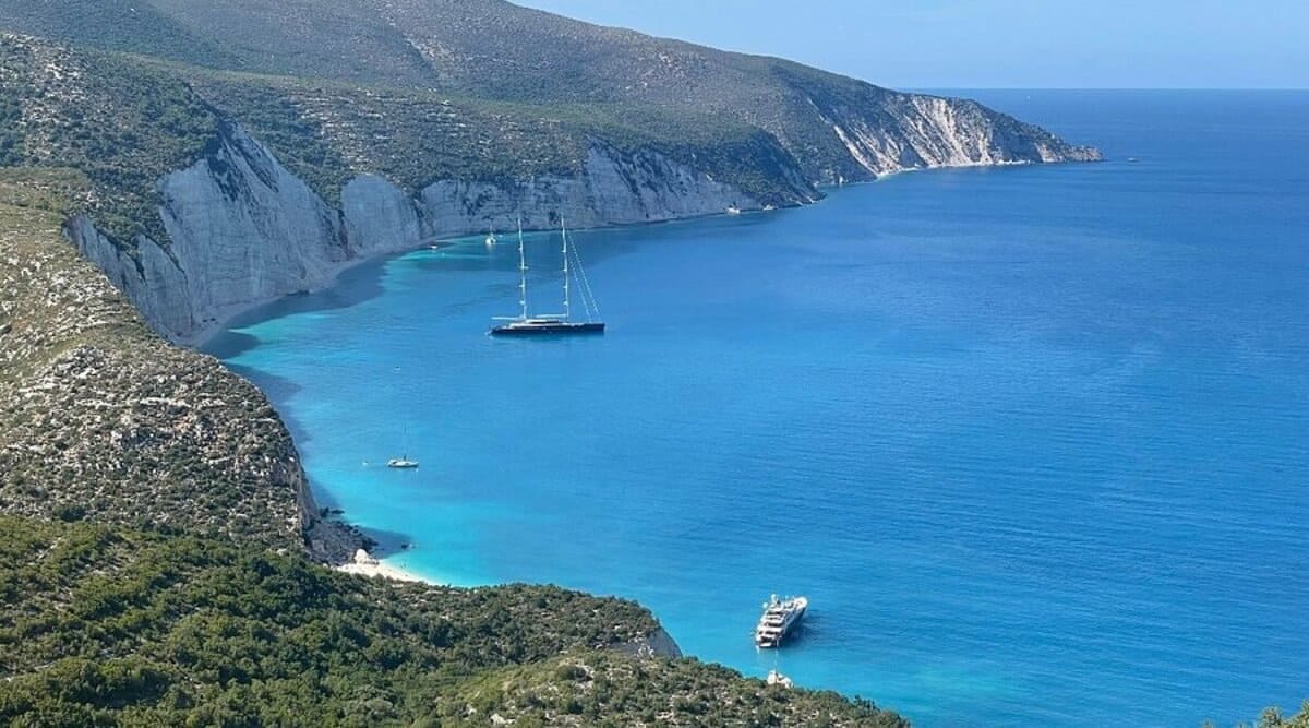 La splendida Laguna Blu (Galazio) con acque blu brillante perfette per nuotare