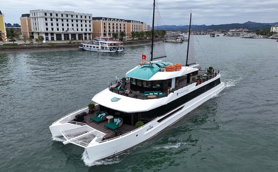 Luxury Catamaran Cruise in Lan Ha Bay from Hanoi