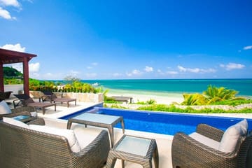 Wildlife Encounter and Beach Relaxation in Roatán, Honduras