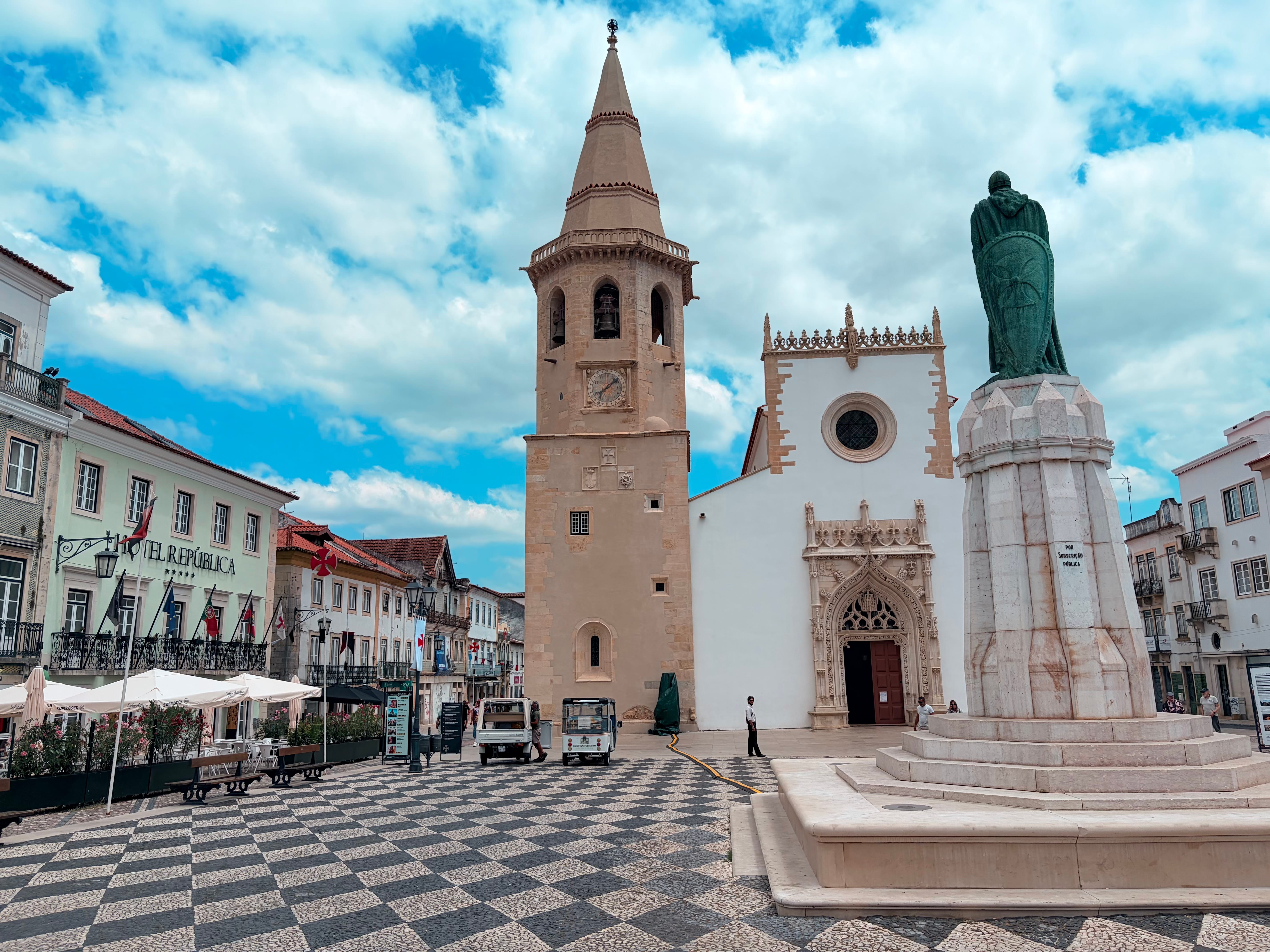 Estátua em bronze de D. Gualdim Pais, Grão-Mestre da Ordem dos Templários e fundador de Tomar, no centro da Praça da República