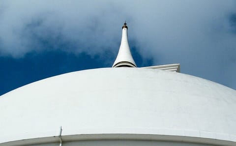 Kalutara Temple and Lunuganga Tour from Bentota