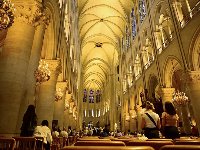 Semi Private Notre Dame Cathedral Tour with Scheduled Entry