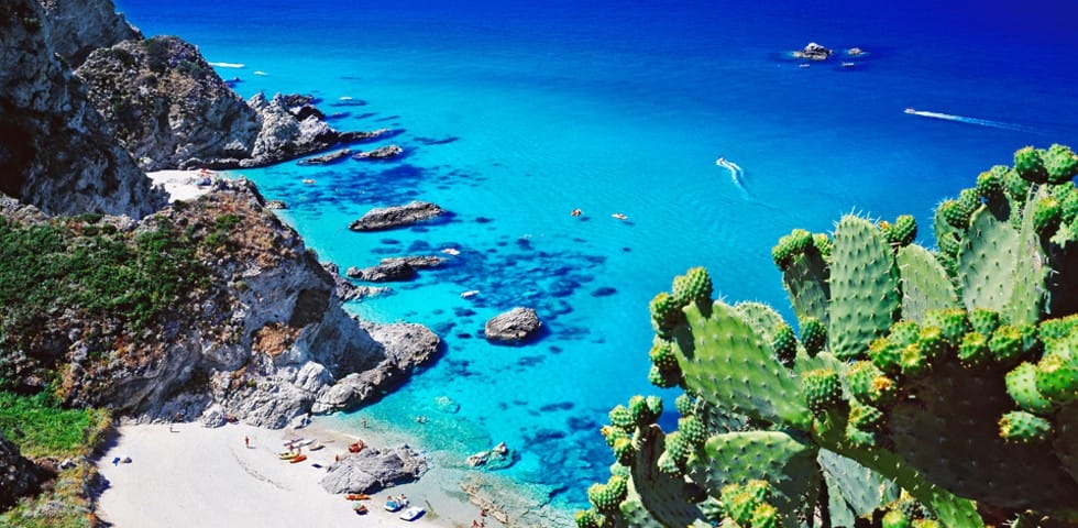 Côte pittoresque de la Costa Viola avec ses falaises et ses eaux turquoises
