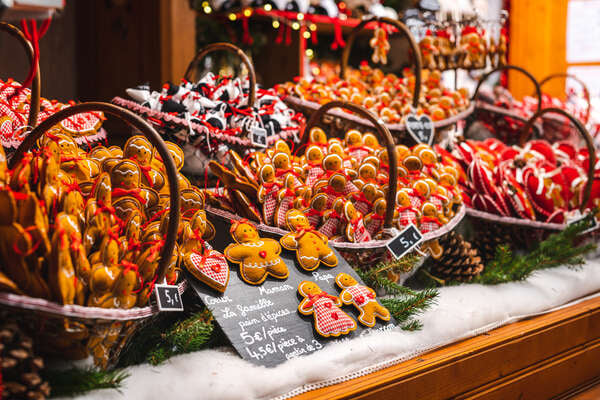 Os biscoitos de Natal alsacianos numa barraca do mercado.