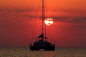 Key West: Smathers Beach & activities with a Sunset Catamaran & Open Bar 