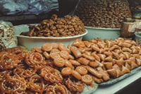 Traditional Moroccan pastries of the medina of Fez, prepared artisanally with honey and almonds, emblematic of the local gastronomic wealth.
