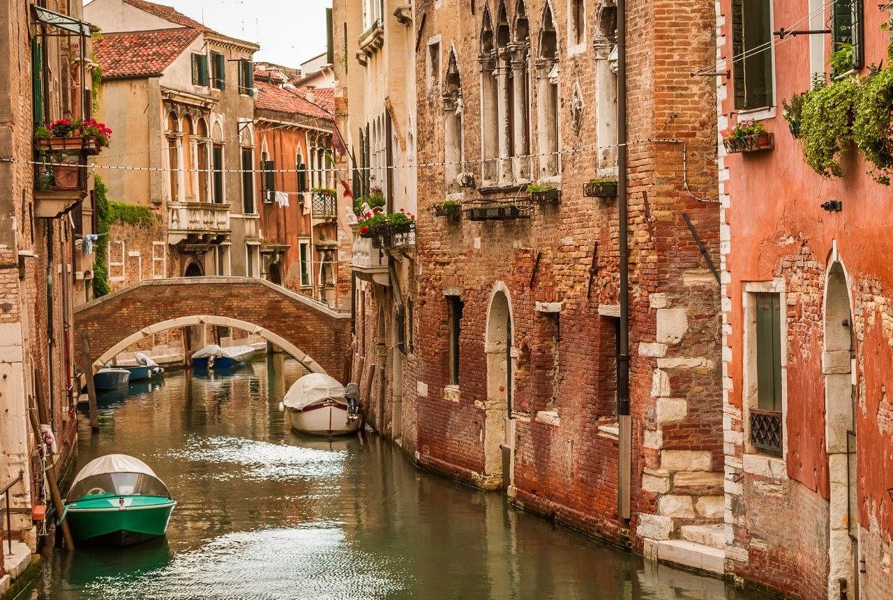 Gondola Rides and Historic Wonders: Explore Venice’s Treasures