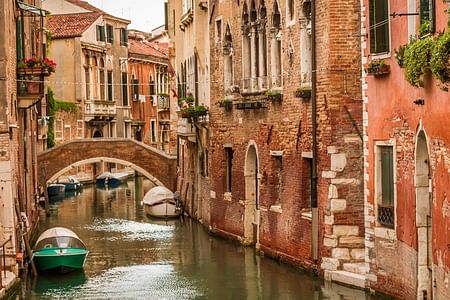 Gondola Rides and Historic Wonders: Explore Venice's Treasures