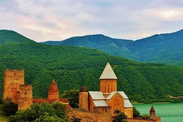 4 Full days in Georgia with private tour, free aiport