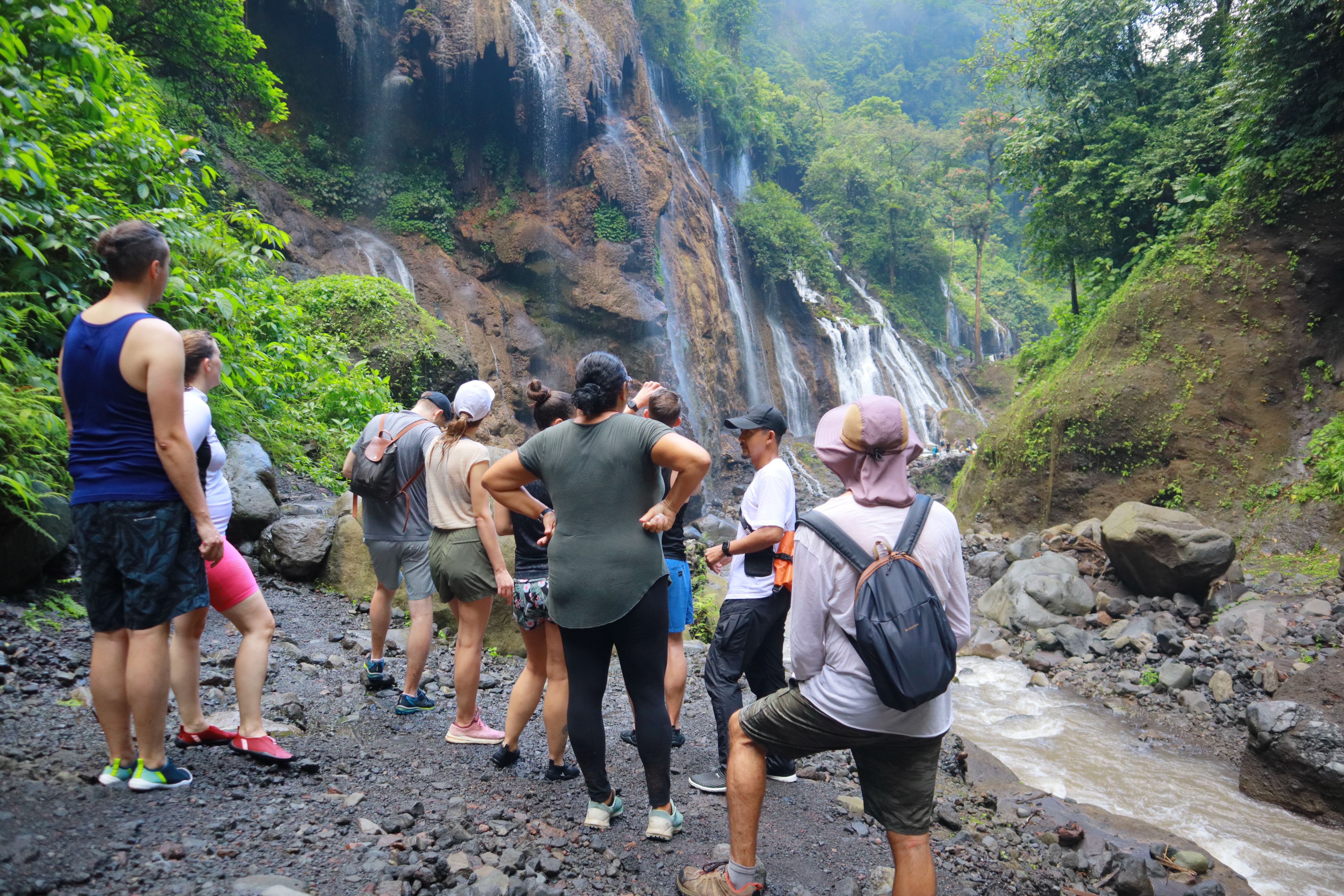 프로볼링고 출발: 툼팍 세우 폭포 & 보로부두르 프람바난 가이드 투어