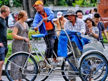 Seine River Bicycle Tour in Paris with Louvre Option