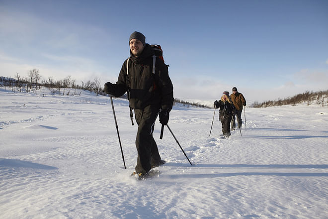 Siente la magia de la nieve: Ruta privada guiada con raquetas por el Valle de Astún