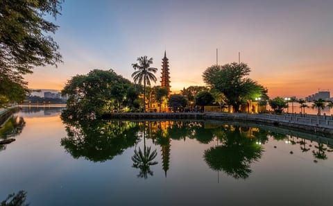 Walking Tour of Hanoi's Old Quarter: Culture and History