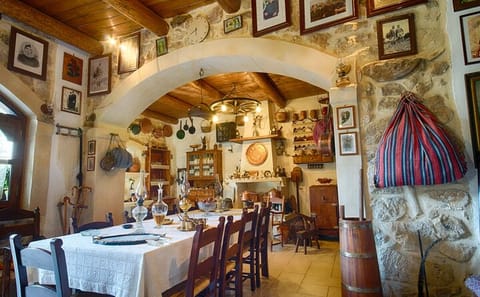 Cretan Dinner and Traditional Music Experience in Rethymno