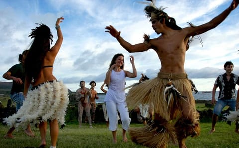 4-Day Adventure Tour of Easter Island with Hotel and Dinner Show