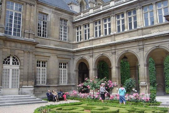 Paris Le Marais Historical Walking Tour with Wine and Cheese Tasting