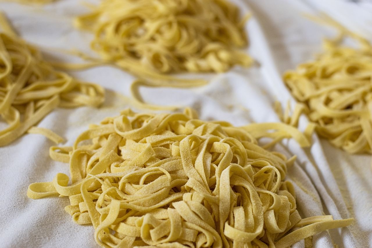Italian Pasta Cooking Class with Lunch or Dinner and Wine Tasting in San Gimignano countryside