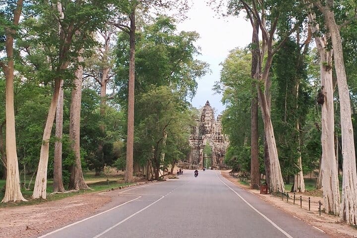 Private One Day Tour with Sunrise at Angkor Wat 7