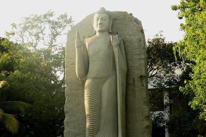 Aukana Buddha statue