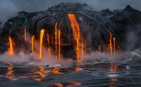 Private Volcanoes and Waterfall Tour in Hawaii Volcanoes National Park