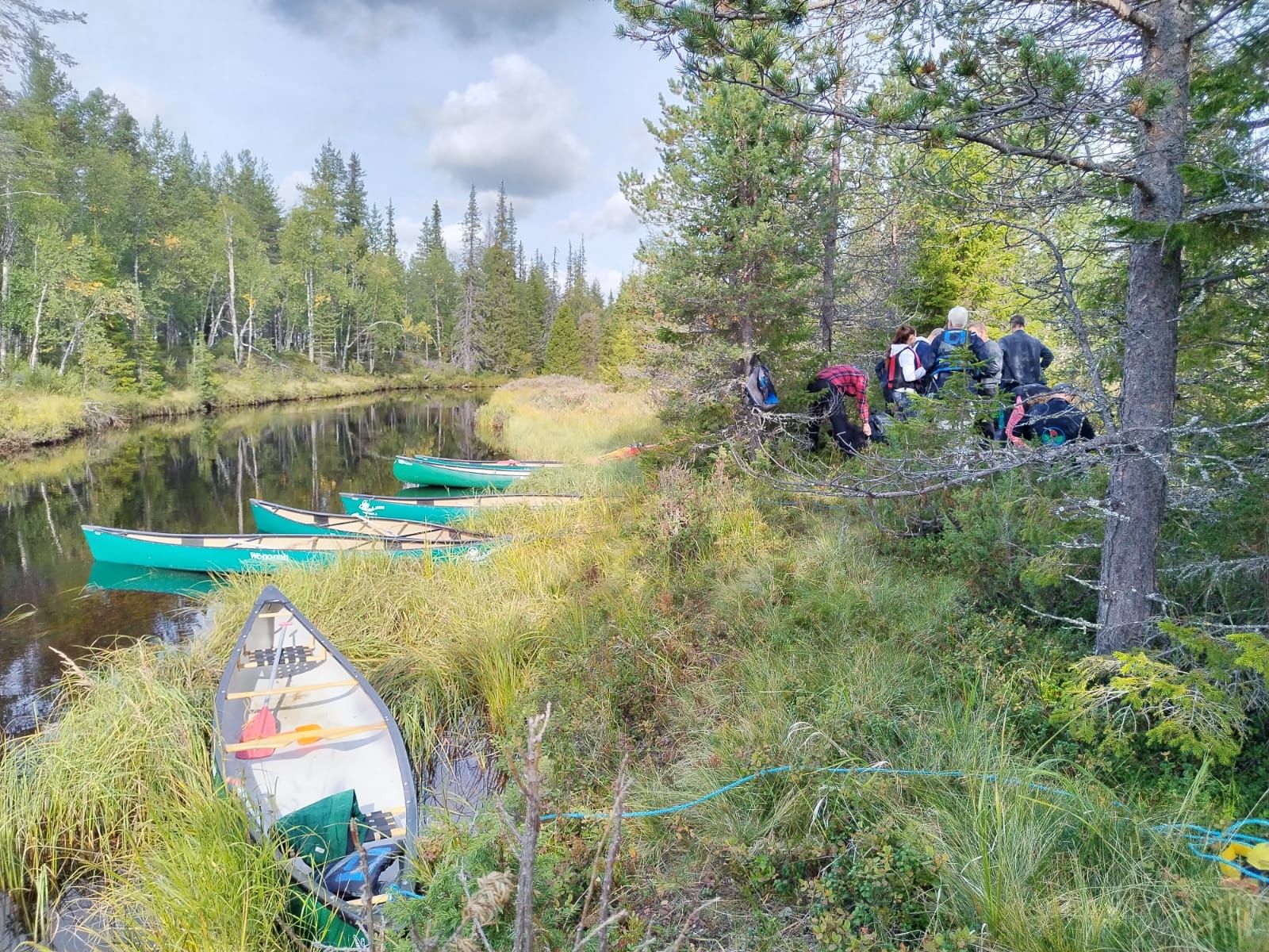 There is many spots for breaks but not official fire places, reserve snack that you don't need to prepare by the fire.