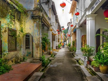 Wander through the vibrant alleys of Ipoh Old Town, where heritage buildings, colorful murals, and red lanterns create a nostalgic charm of Malaysia's multicultural history.