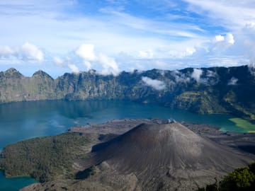 Mount Rinjani Trekking Tour 2D/1N
