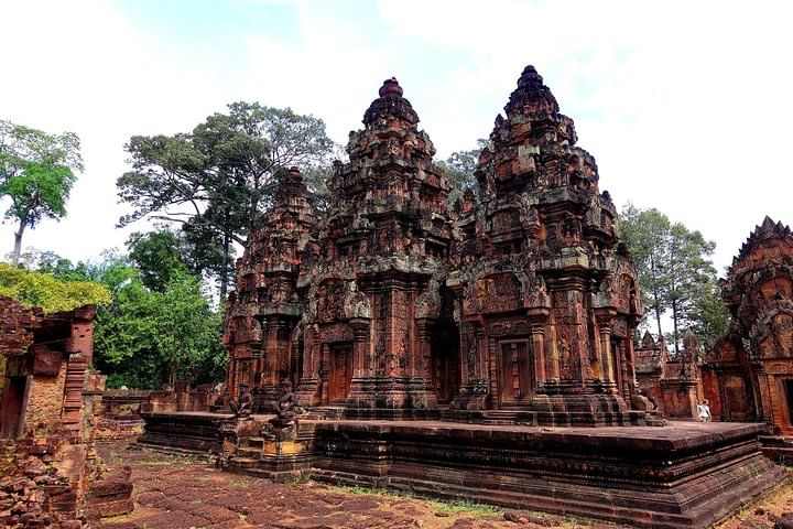 Trekking tour to Kbal Spean and Banteay Srei from Siem Reap