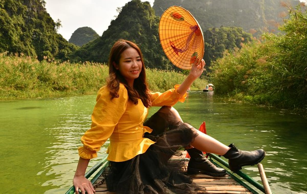 Ninh Binh Daily Tour: Hoa Lu – Am Tien Cave- Trang An boat ride