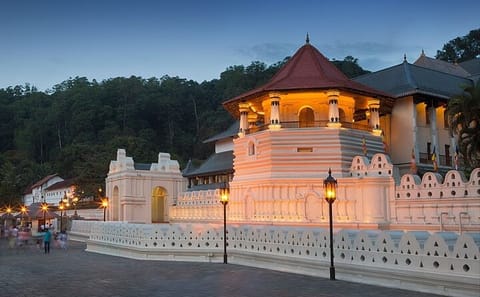 Cultural Heritage Tour of Anuradhapura, Colombo, and Dambulla