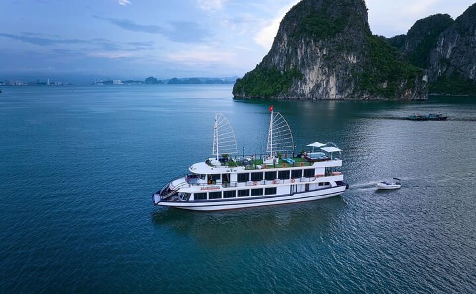 Halong Bay Premium Day Trip with Buffet Lunch and Cave Tour