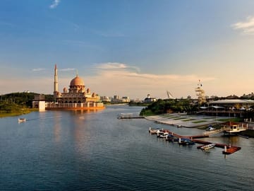 Putrajaya City Tour with Scenic Boat Ride from Kuala Lumpur