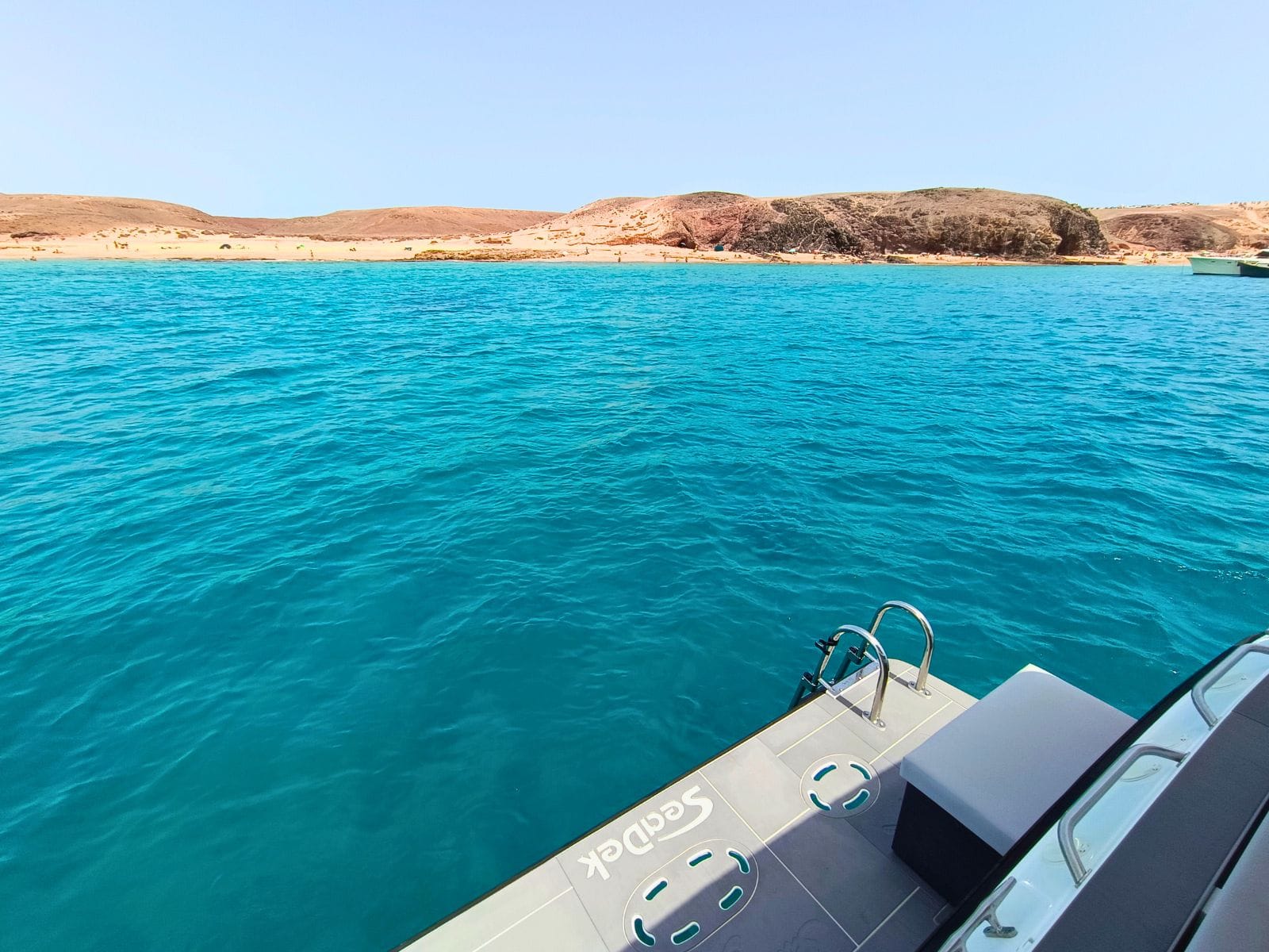 Vista de la costa de las Playas de Papagayo desde el ARUAL destacando las aguas turquesas de un mar tranquilo.