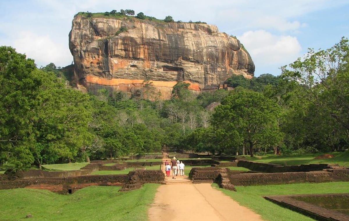 Sigiriya Rock Fortress and Dambulla Cave Day Tour From Negombo