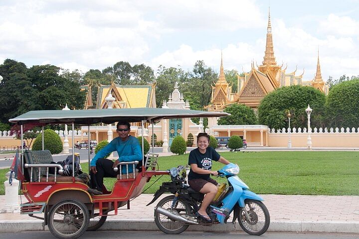 Private Angkor Wat Tuk-Tuk Tour with Sunrise, Sunset & Local Markets