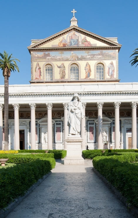Step under the grand colonnade and feel the hush and golden light: here Rome slows down, and the soul can breathe.