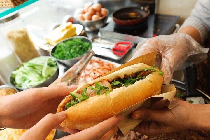 Small Group Hanoi Walking Street Food Tour with Real Foodies