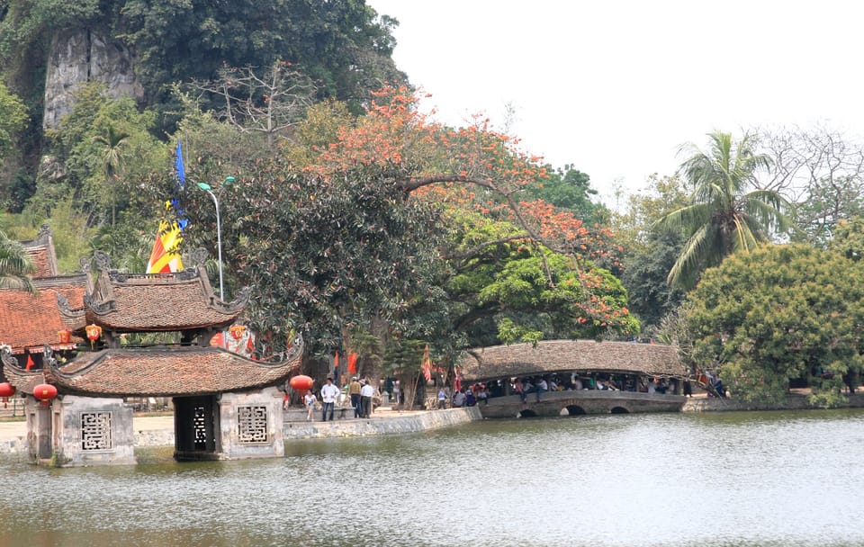 Duong Lam Ancient Village Day Tour