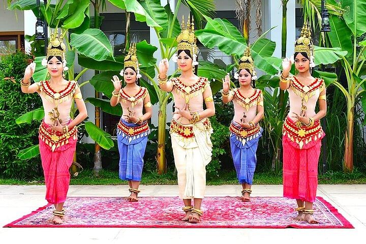 Apsara Dance Show with Traditional Cambodian Dinner & Tuk-Tuk Transfer