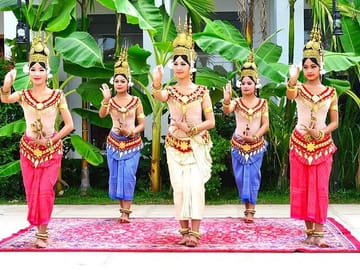 Apsara Dance Show and Dinner with Tuk-Tuk Transfer in Siem Reap