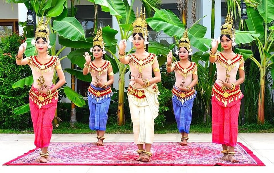 Apsara Dance Show and Dinner with Tuk-Tuk Transfer in Siem Reap