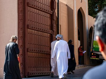 Nizwa Night Tour: Cultural Insights and Illuminated Landmarks