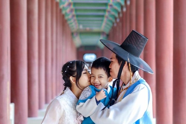 Korea hanbok private photoshoot in gyeongbokgung palace (family/group)