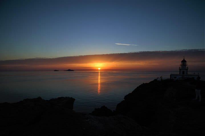 Santorini 5 Hour Private Oia Tour & Lunch/Dinner at a Local Farm