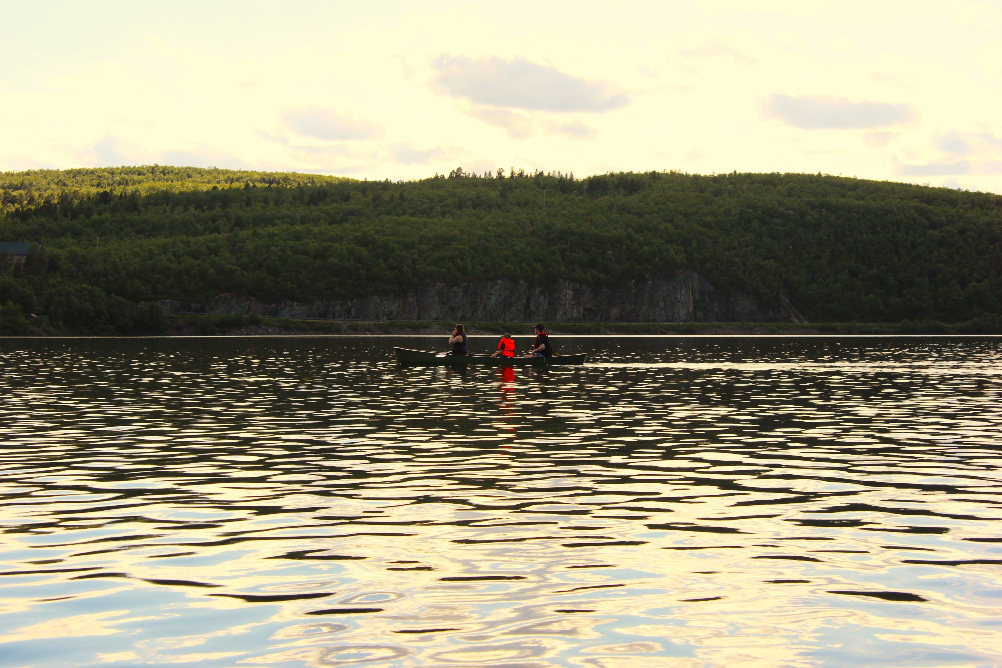 Family canoe trip in Mantojärvi, Utsjoki.