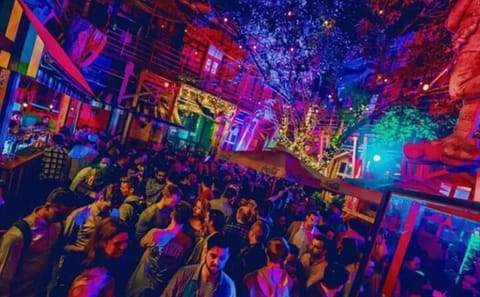 London Pub Crawl: Explore Iconic Bars and Pubs