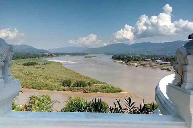 Chiang Mai-Chiang Rai: White-Blue Temple-Black Musuem-Golden Triangle-Boat Trip Mekong River-Karen Village 5